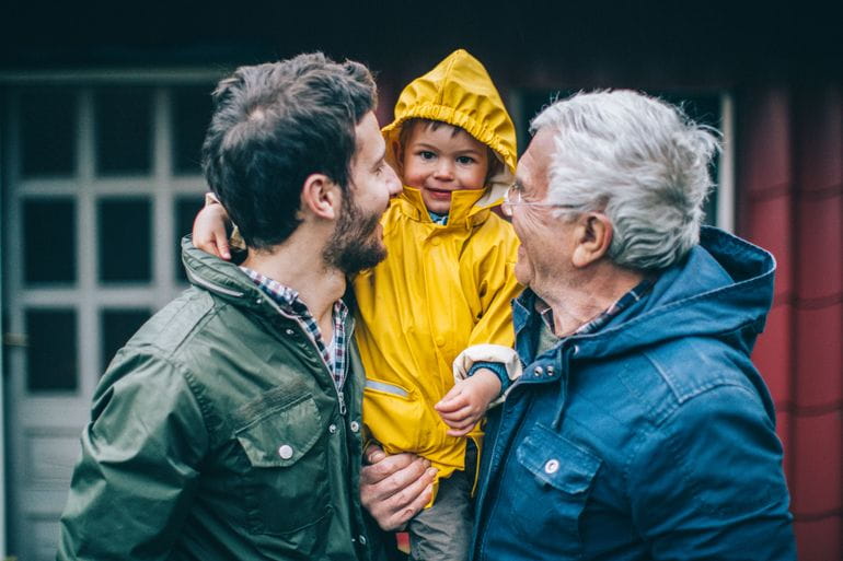 On voit le grand père, le père et le fils d'une famille.